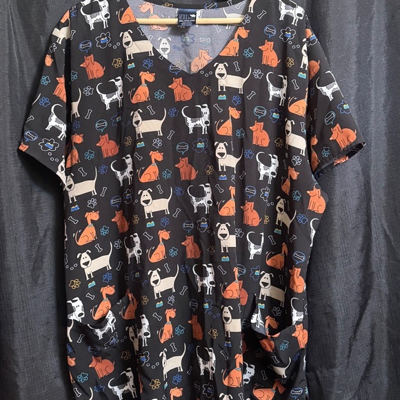 Zoe+Chloe Nice Dog-centric Print Scrub Top 2X - Picture 2 of 16